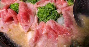 Akşam yemeği sıcak Japon miso çorbasıdır.