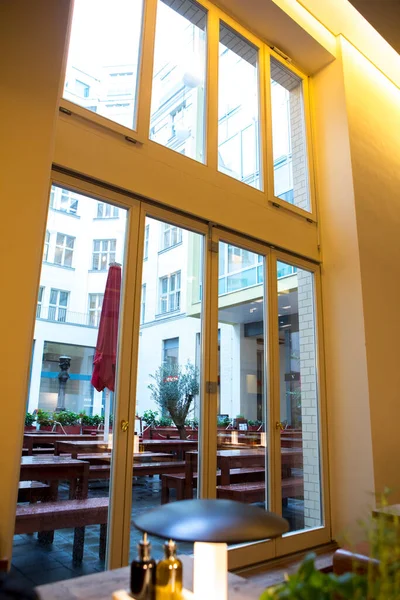 Jendela Yang Tinggi Dari Restoran Prasmanan Italia Berlin Jerman — Stok Foto
