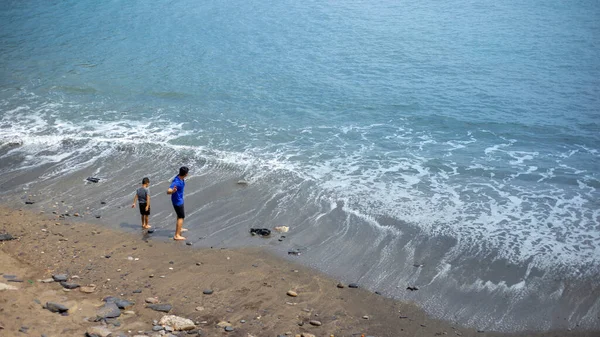 Padre Hijo Están Jugando Playa Cerca Del Puerto Pesquero — Foto de Stock
