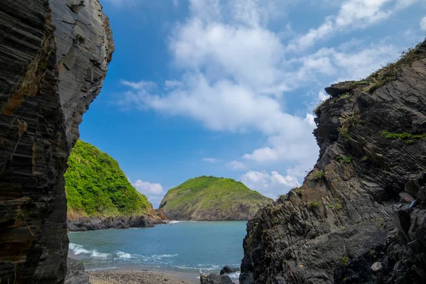 Hermosa Bahía Con Rocas Naturales Mar Azul Cielo Azul — Foto de Stock