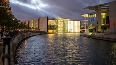 Berlin, Almanya 'da River Spree yakınlarındaki modern binalar