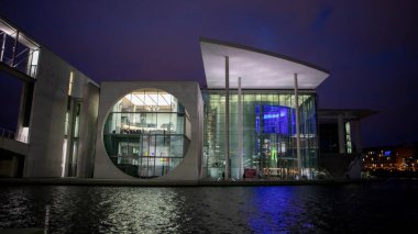 Berlin, Almanya 'da River Spree yakınlarındaki modern binalar