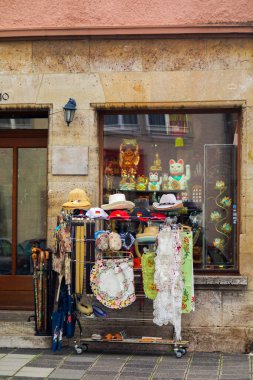 Almanya 'nın Rothenburg kentindeki dükkanlarda satılan mallar