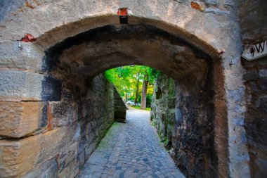 Almanya 'nın Rothenburg kentindeki masal kasabasında kalenin geçişi.