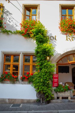 Peri masalı kasabası Rothenburg, Almanya 'daki her evin güzel pencere eşiğinde.