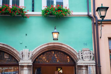 Peri masalı kasabası Rothenburg, Almanya 'daki her evin güzel pencere eşiğinde.