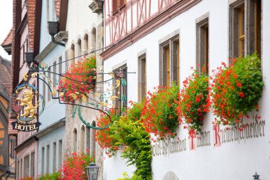 Peri masalı kasabası Rothenburg, Almanya 'daki her evin güzel pencere eşiğinde.