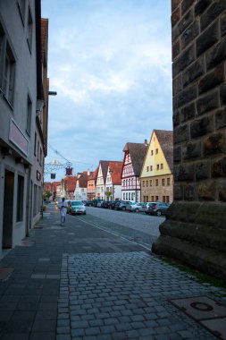 Almanya 'nın Rothenburg şehrinin sokaklarındaki eski saat kulesi.