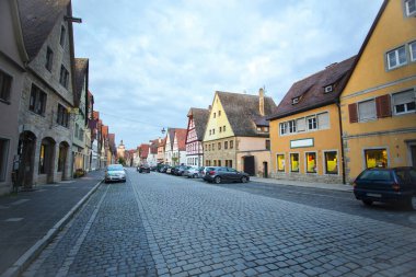 Almanya 'nın Rothenburg şehrinin sokaklarındaki eski saat kulesi.