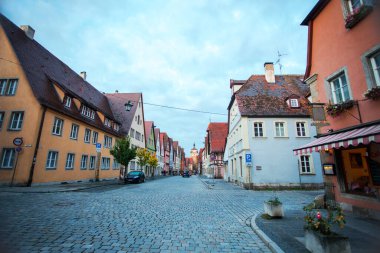 Almanya 'nın Rothenburg şehrinin sokaklarındaki eski saat kulesi.