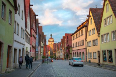 Almanya 'nın Rothenburg şehrinin sokaklarındaki eski saat kulesi.