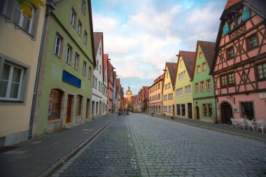 Almanya 'nın Rothenburg şehrinin sokaklarındaki eski saat kulesi.