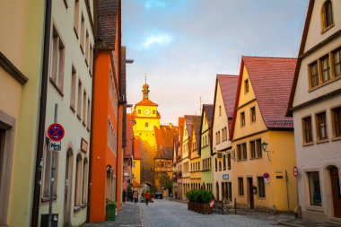 Almanya 'nın Rothenburg şehrinin sokaklarındaki eski saat kulesi.