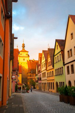 Almanya 'nın Rothenburg şehrinin sokaklarındaki eski saat kulesi.