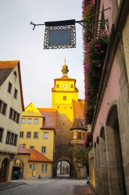 Almanya 'nın Rothenburg şehrinin sokaklarındaki eski saat kulesi.