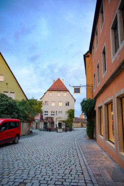 Almanya 'nın Rothenburg şehrinin sokaklarındaki eski saat kulesi.
