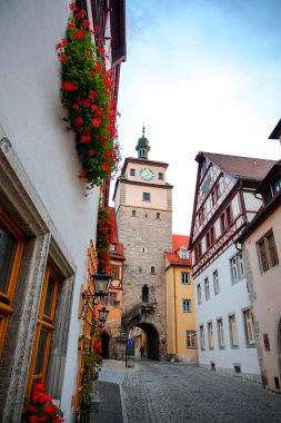 Almanya 'nın Rothenburg şehrinin sokaklarındaki eski saat kulesi.