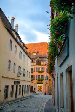 Almanya 'nın Rothenburg şehrinin sokaklarındaki eski saat kulesi.