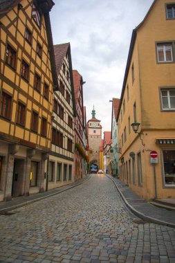 Almanya 'nın Rothenburg şehrinin sokaklarındaki eski saat kulesi.