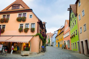 Almanya 'nın Rothenburg şehrinin sokaklarındaki eski saat kulesi.