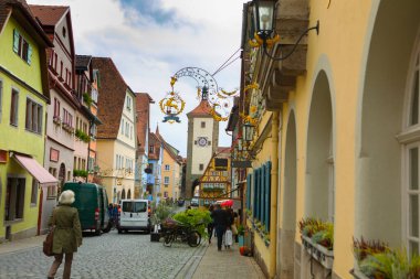 Almanya 'nın Rothenburg şehrinin sokaklarındaki eski saat kulesi.