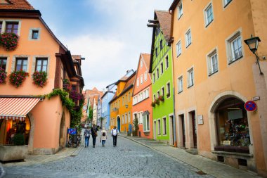 Almanya 'nın Rothenburg şehrinin sokaklarındaki eski saat kulesi.