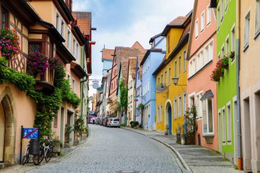 Almanya 'nın Rothenburg şehrinin sokaklarındaki eski saat kulesi.