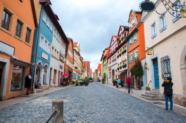 Almanya 'nın Rothenburg şehrinin sokaklarındaki eski saat kulesi.