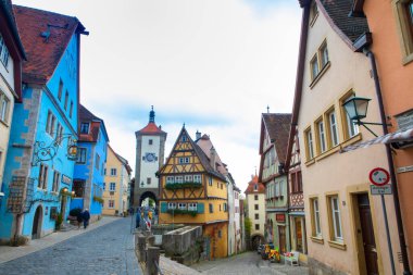 Almanya 'nın Rothenburg şehrinin sokaklarındaki eski saat kulesi.