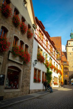 Almanya 'nın Rothenburg şehrinin sokaklarındaki eski saat kulesi.