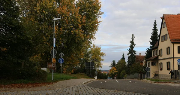 Almanya 'nın Rothenburg şehrinin sokaklarındaki eski saat kulesi.
