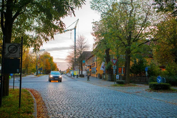 德国罗森堡童话镇街道上的一座古老的钟楼 — 图库照片