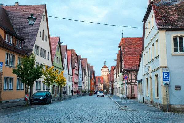 Almanya 'nın Rothenburg şehrinin sokaklarındaki eski saat kulesi.