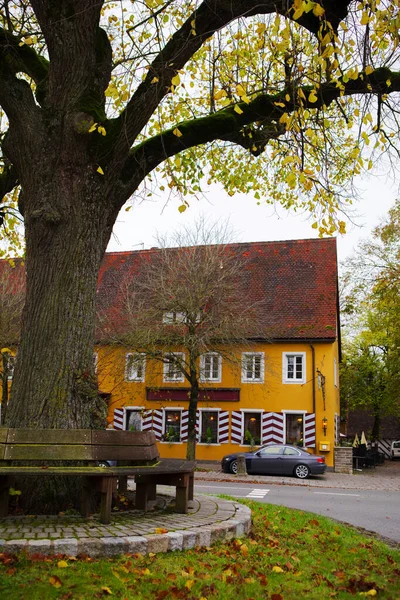 ドイツ ローテンブルクのおとぎ話の町の通りにある古い時計塔 — ストック写真