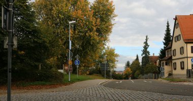 Almanya 'nın Rothenburg şehrinin sokaklarındaki eski saat kulesi.
