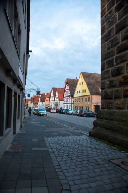 Almanya 'nın Rothenburg şehrinin sokaklarındaki eski saat kulesi.