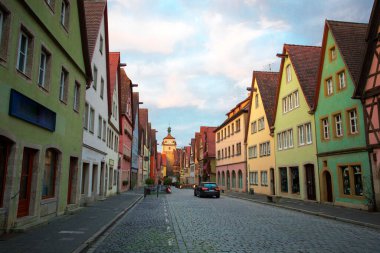 Almanya 'nın Rothenburg şehrinin sokaklarındaki eski saat kulesi.