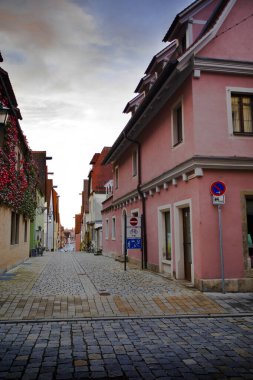 Almanya 'nın Rothenburg şehrinin sokaklarındaki eski saat kulesi.