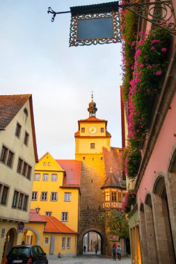 Almanya 'nın Rothenburg şehrinin sokaklarındaki eski saat kulesi.