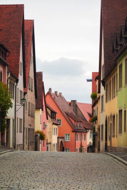 Almanya 'nın Rothenburg şehrinin sokaklarındaki eski saat kulesi.