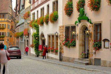 Almanya 'nın Rothenburg şehrinin sokaklarındaki eski saat kulesi.