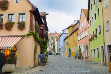 Almanya 'nın Rothenburg şehrinin sokaklarındaki eski saat kulesi.