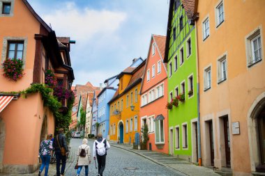 Almanya 'nın Rothenburg şehrinin sokaklarındaki eski saat kulesi.