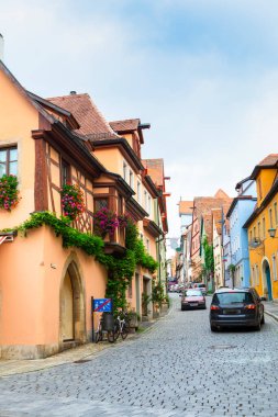 Almanya 'nın Rothenburg şehrinin sokaklarındaki eski saat kulesi.