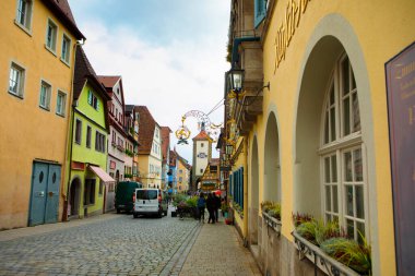 Almanya 'nın Rothenburg şehrinin sokaklarındaki eski saat kulesi.