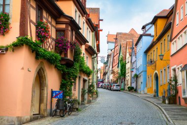 Almanya 'nın Rothenburg şehrinin sokaklarındaki eski saat kulesi.