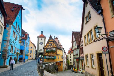 Almanya 'nın Rothenburg şehrinin sokaklarındaki eski saat kulesi.