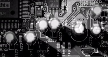 Teknoloji ürünlerindeki devre kartlarını kapat