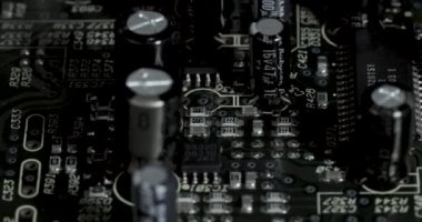 Teknoloji ürünlerindeki devre kartlarını kapat