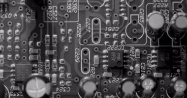 Teknoloji ürünlerindeki devre kartlarını kapat